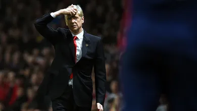 Wenger diz que n&atilde;o se convenceu com op&ccedil;&otilde;es na janela e anuncia doa&ccedil;&atilde;o do Arsenal a refugiados