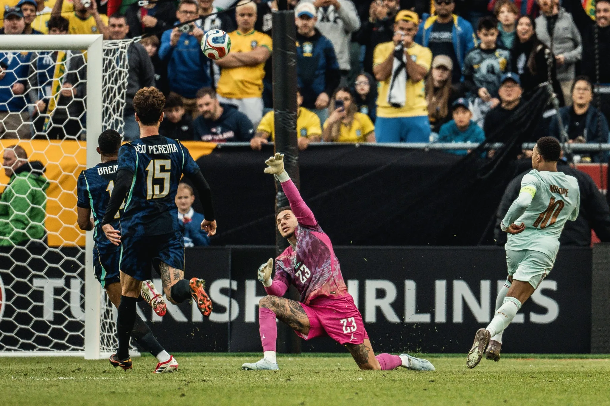 O momento do gol de Kylian Mbapp&eacute; contra o Brasil