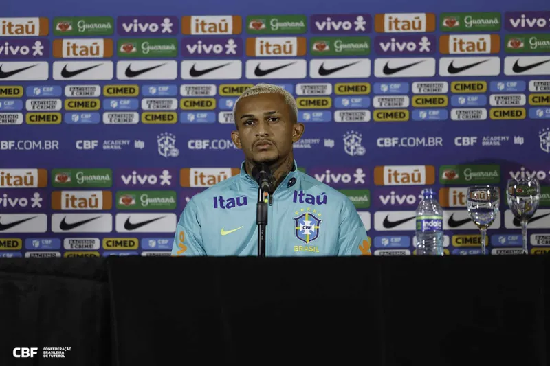 Wesley durante entrevista coletiva na sele&ccedil;&atilde;o brasileira 