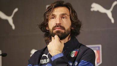 Valdifiori substituiu Pirlo na sele&ccedil;&atilde;o e recebeu o reconhecimento pelas m&atilde;os do pr&oacute;prio &iacute;dolo