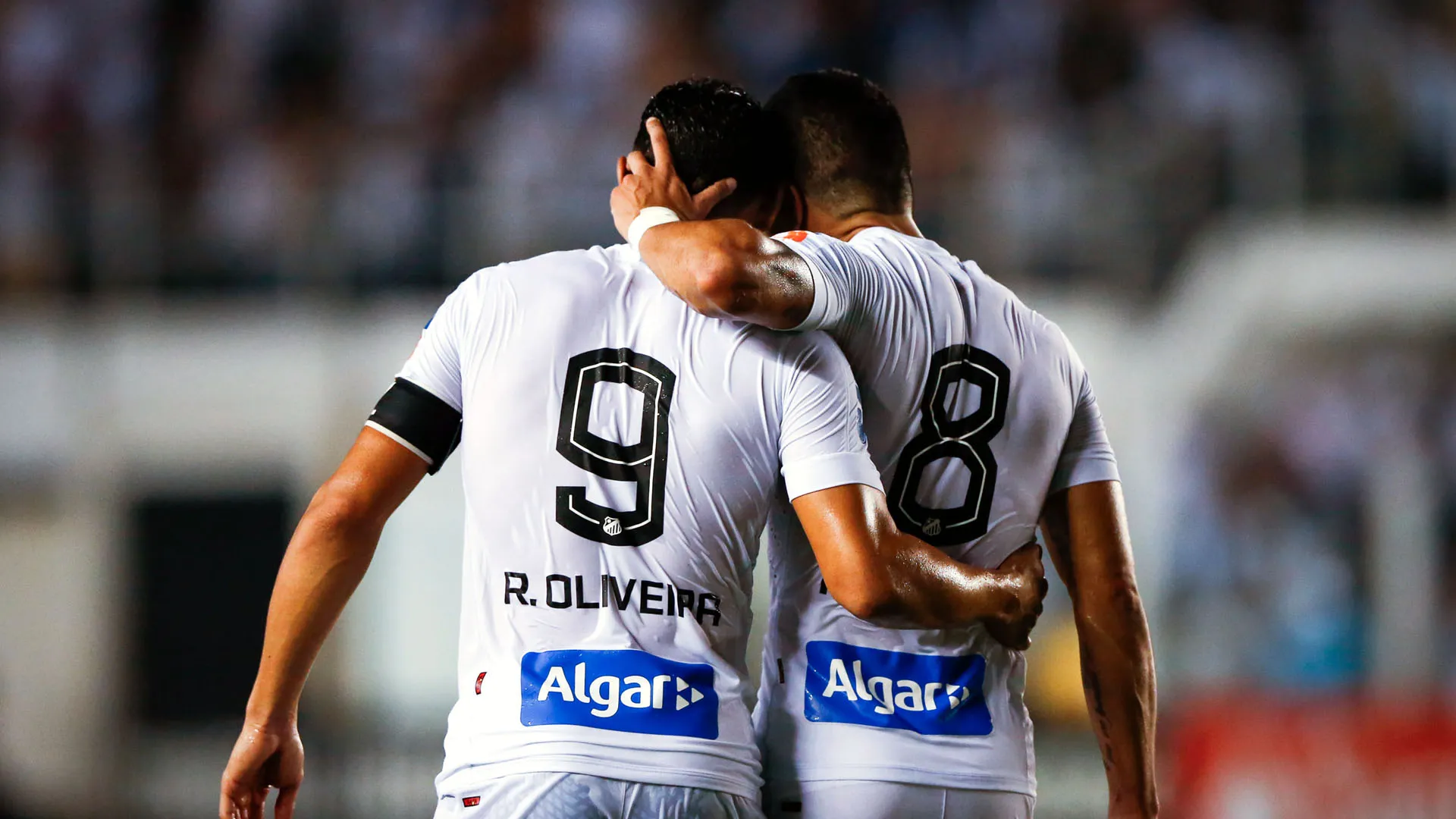 Ricardo Oliveira e Renato, do Santos (Photo by Alexandre Schneider/Getty Images)
