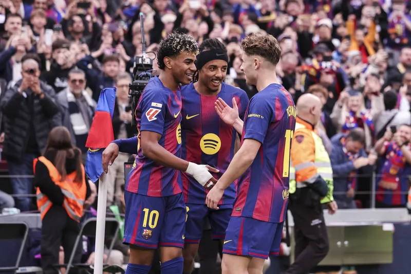 Yamal comemora gol pelo Barcelona