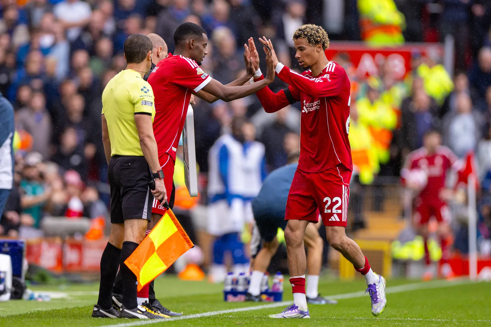 Isak substitui Ekitik&eacute; em jogo do Liverpool