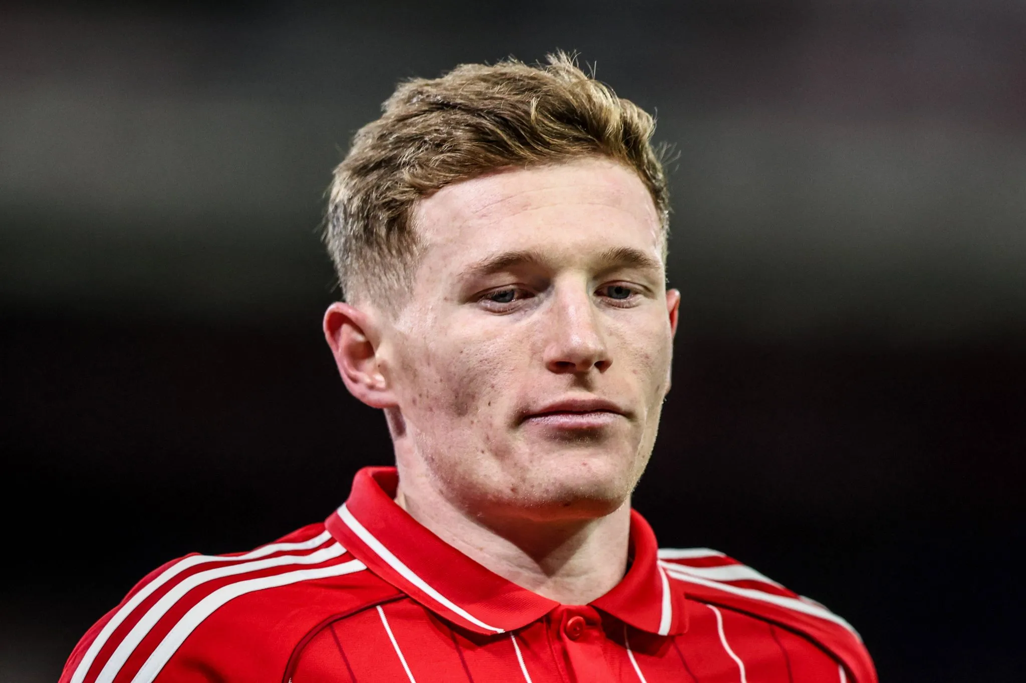 Elliot Anderson, do Nottingham Forest, durante partida da Premier League contra o Everton no City Ground, em Nottingham, Inglaterra, em 30 de dezembro de 2025 (Foto: Alfie Cosgrove/News Images via Imago)