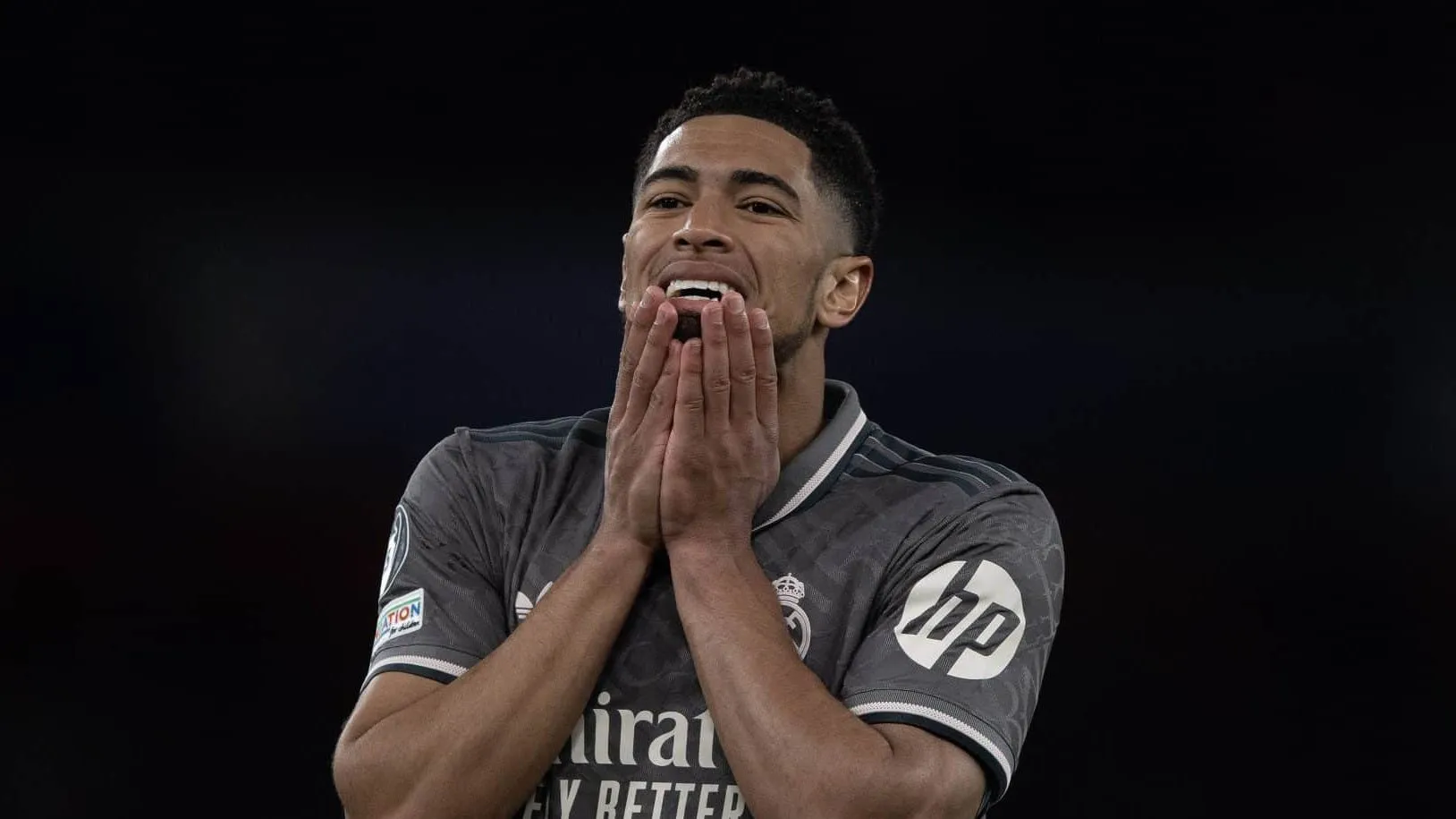 Vesti&aacute;rio em ebuli&ccedil;&atilde;o: Estrelas do Real Madrid brigam no treino e precisam ser separadas