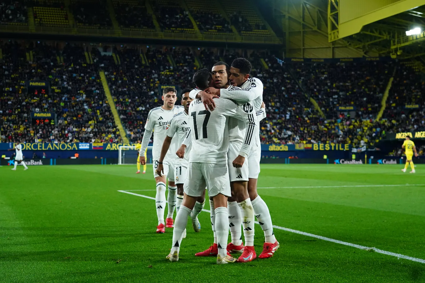Lucas V&aacute;zquez, Jude Bellingham e Kylian Mbapp&eacute; comemorando gol do Real Madrid
