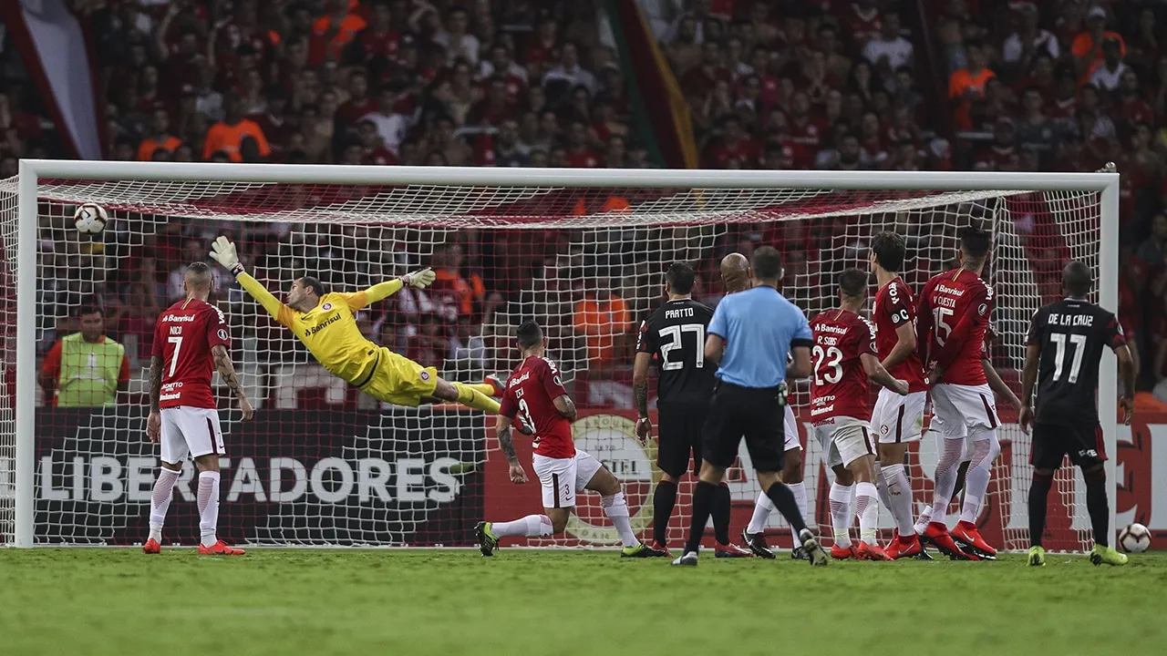Internacional teve a vit&oacute;ria na m&atilde;o, mas River Plate arrancou empate com gola&ccedil;o de falta