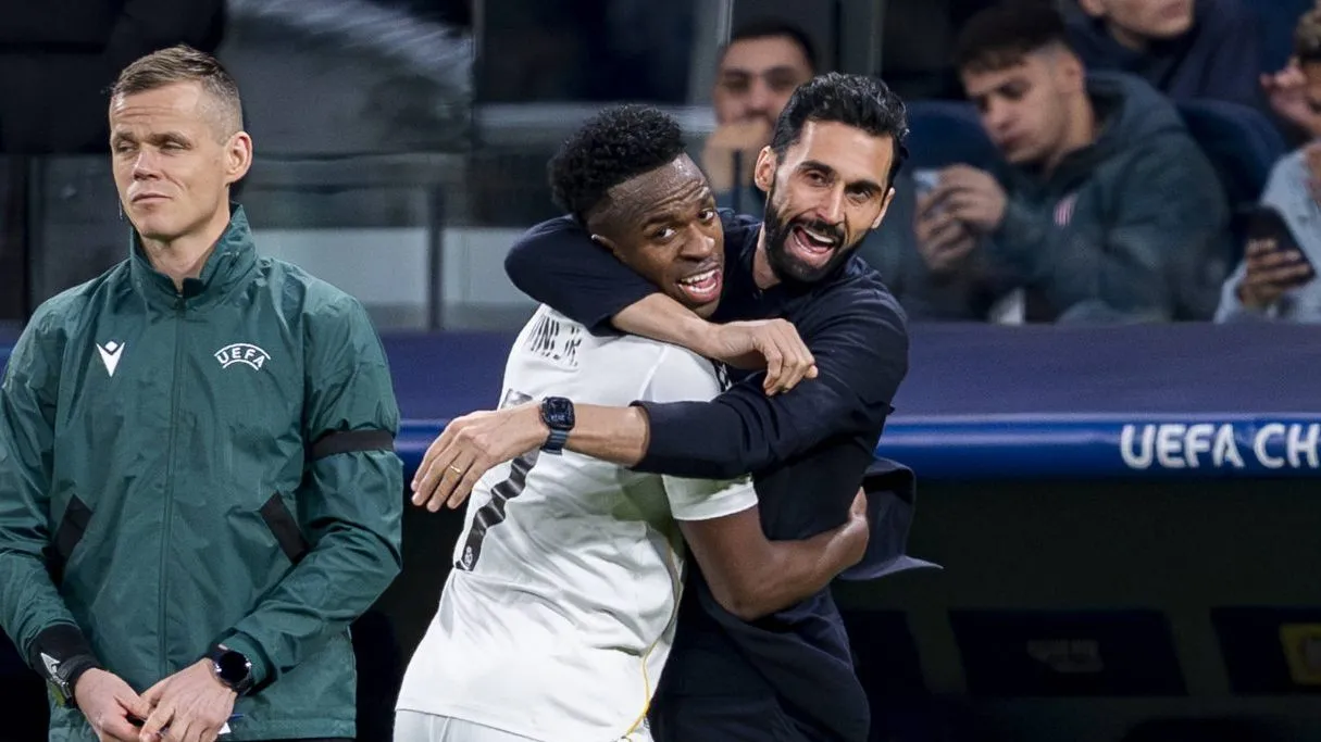 Vinicius J&uacute;nior e Arbeloa celebram gol do Real Madrid