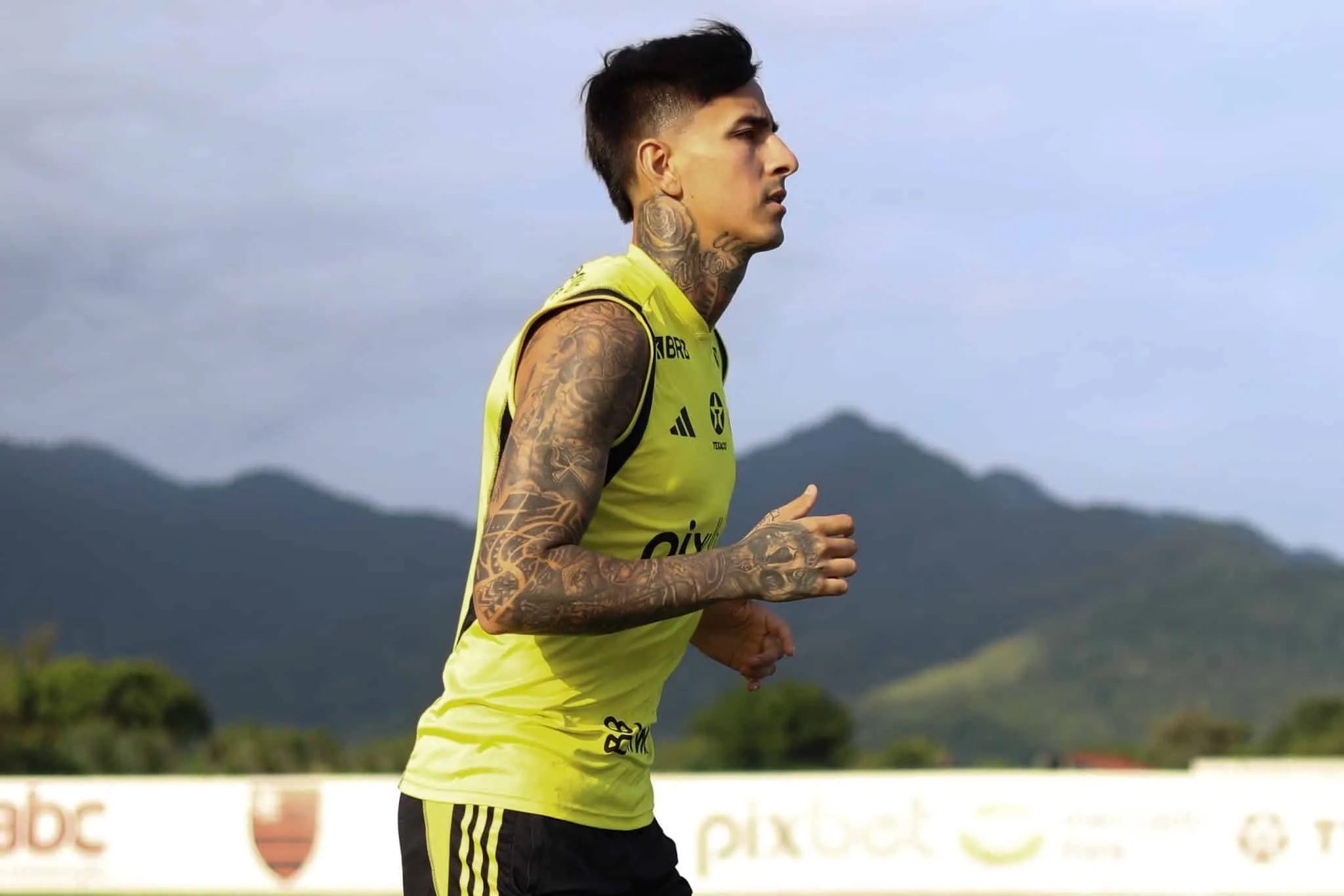 Semana entrega desejos a Tite, e Flamengo vai com &lsquo;for&ccedil;a m&aacute;xima&rsquo; contra o Fluminense