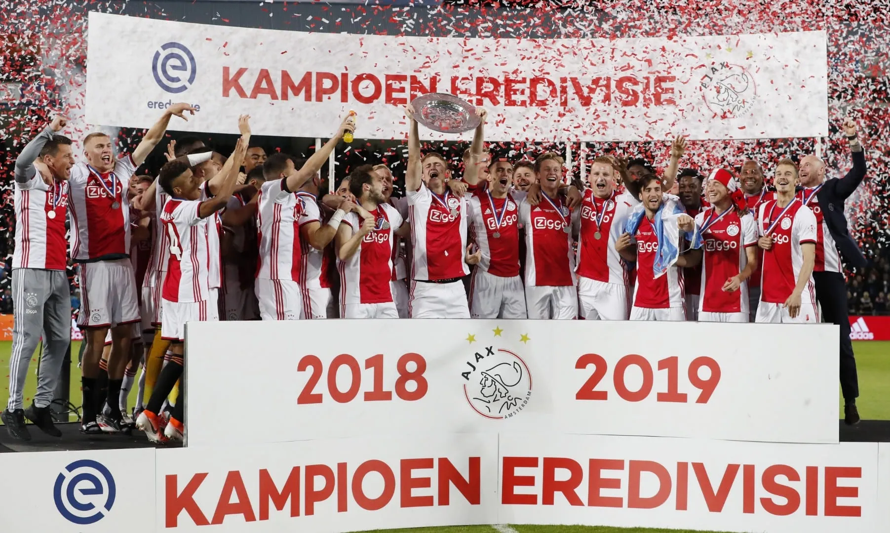 Avassalador, Ajax confirma t&iacute;tulo holand&ecirc;s e encerra cinco anos de fila