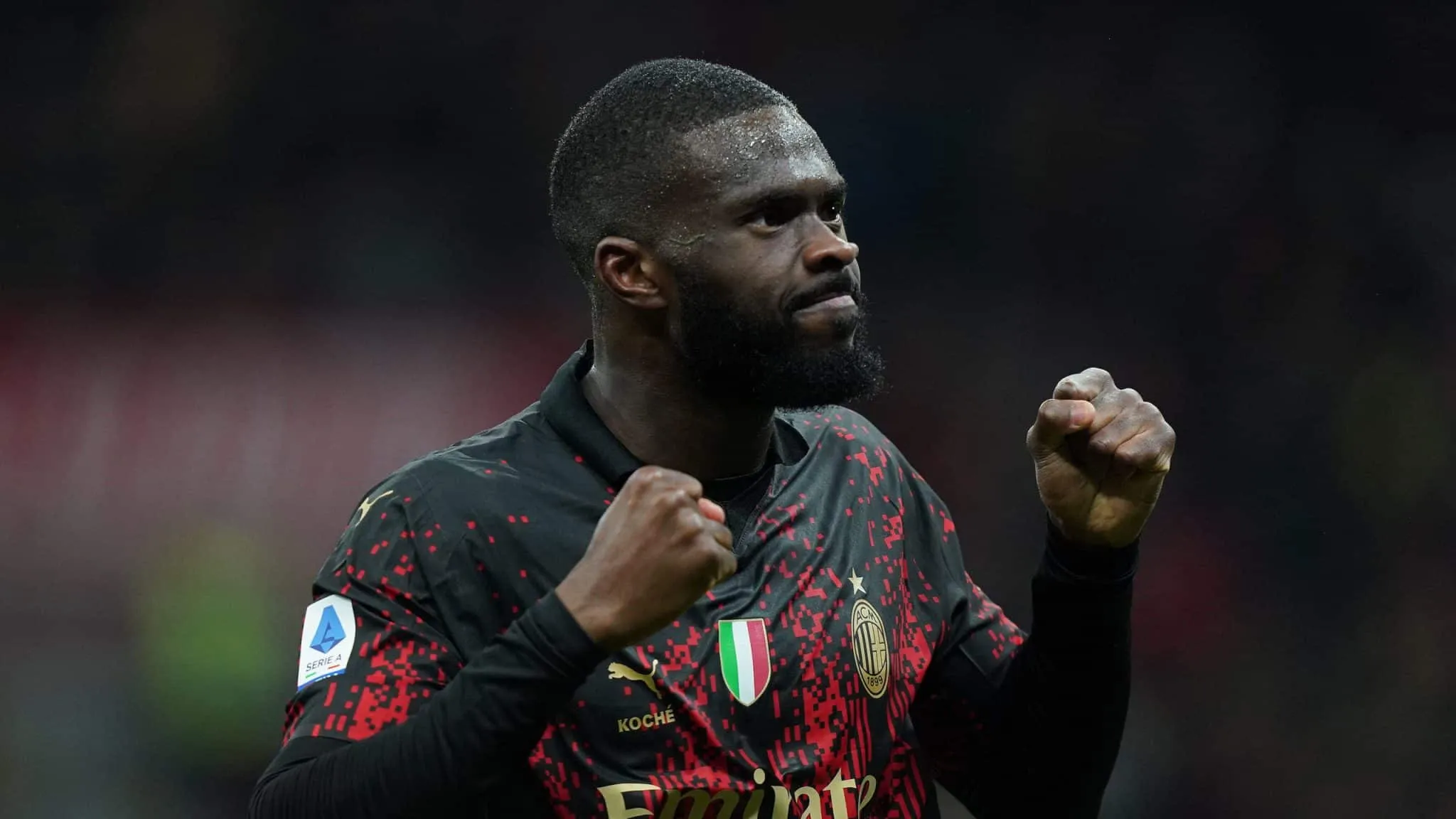 Formado pelo Chelsea e jogador do Milan, Tomori conta as diferen&ccedil;as entre o futebol na Inglaterra e na It&aacute;lia