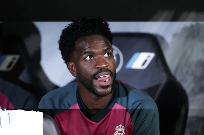 Vini Jr come&ccedil;a no banco, tem gol anulado e &eacute; expulso antes de &lsquo;fazer as pazes' no Real Madrid