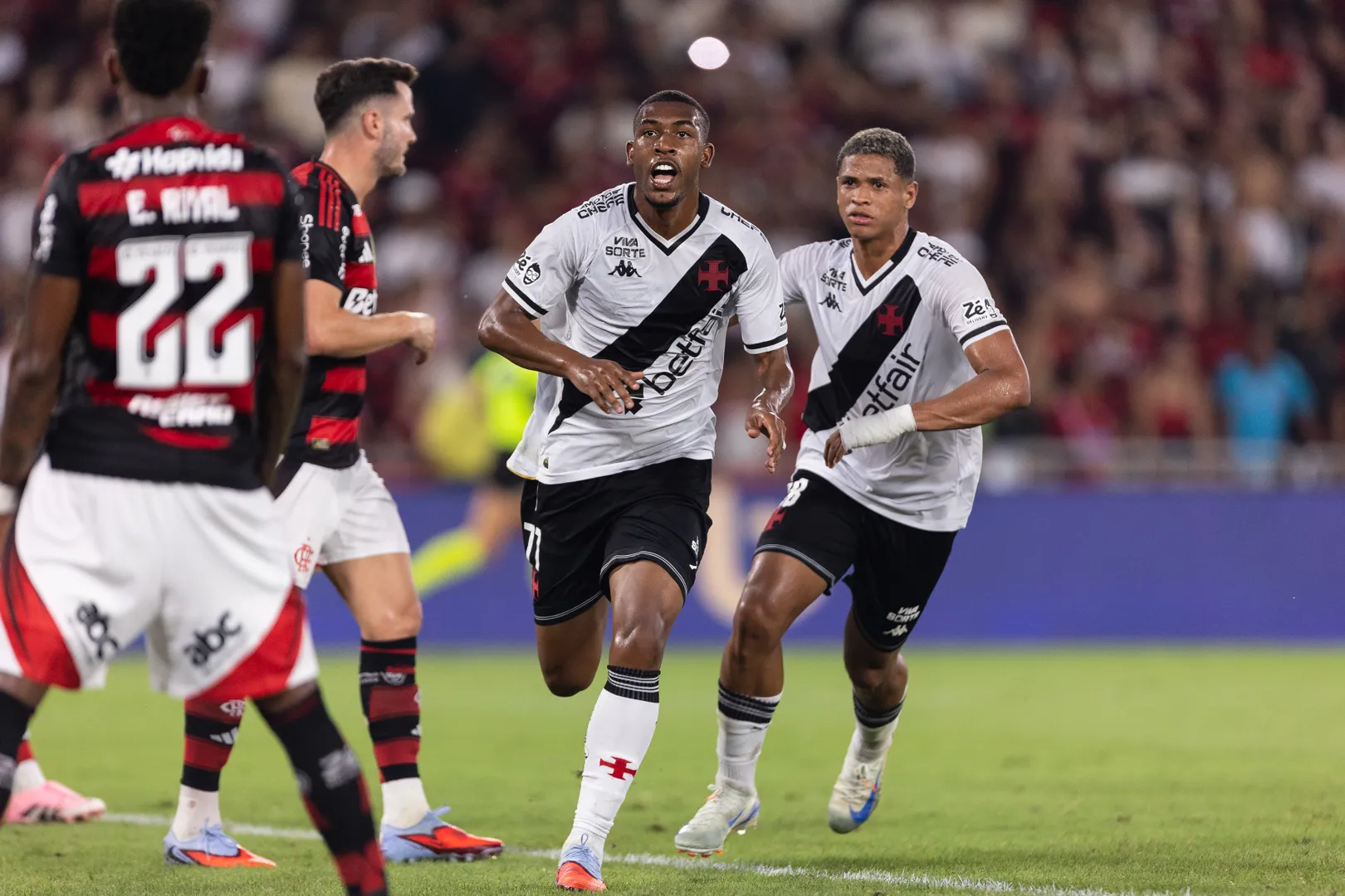 Rayan celebra gol pelo Vasco 