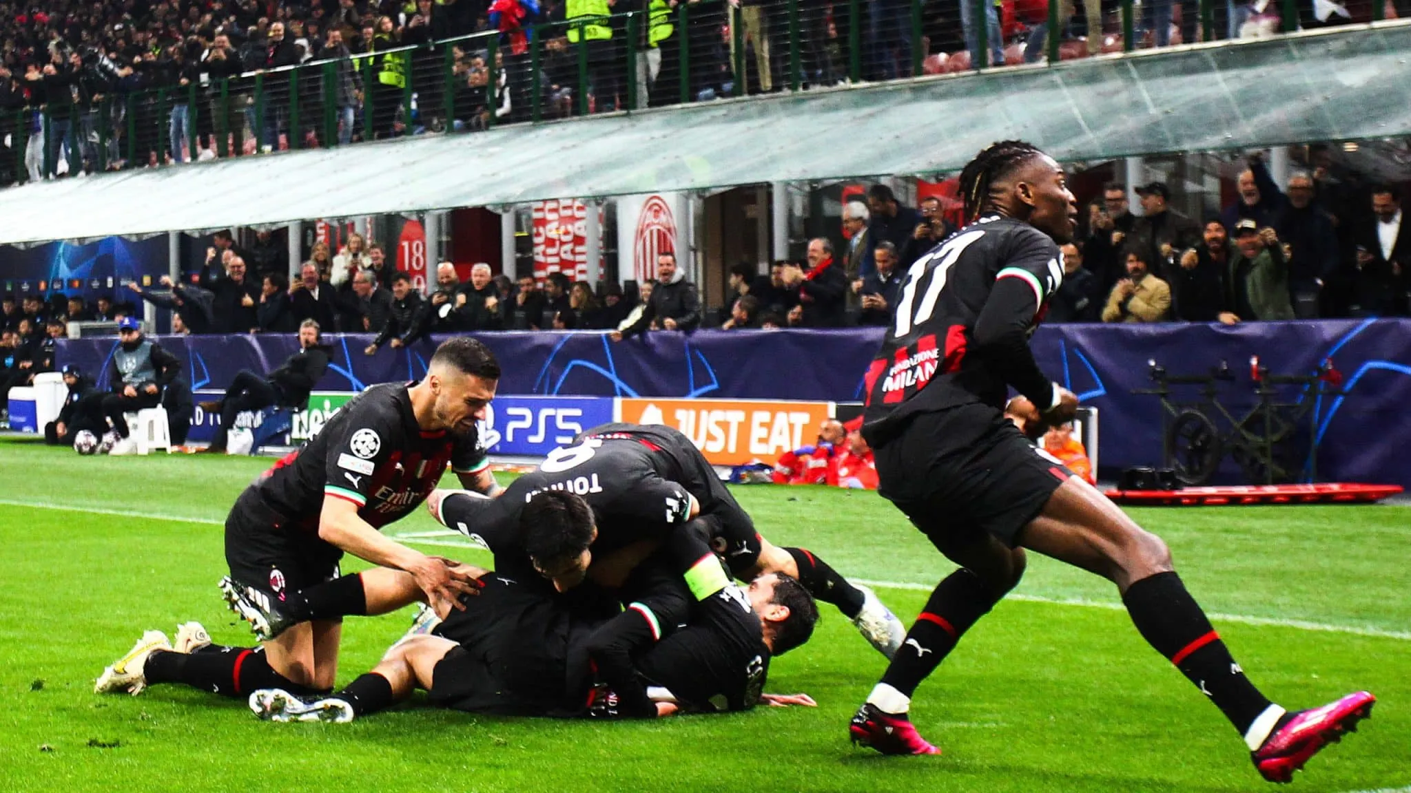 Milan segura a magia do Napoli e se imp&otilde;e em uma noite europeia vibrante em San Siro