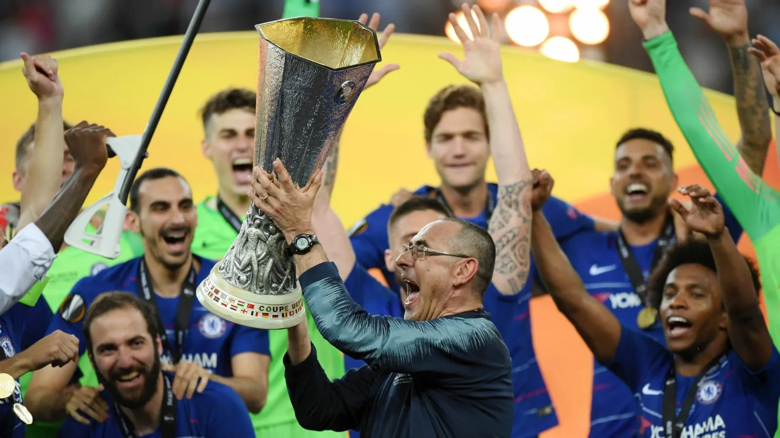 Aos 60 anos e com futuro incerto, Sarri conquista seu primeiro grande t&iacute;tulo