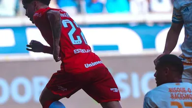 Internacional leva a melhor em &lsquo;batalha dos desesperados&rsquo; e complica o Cruzeiro