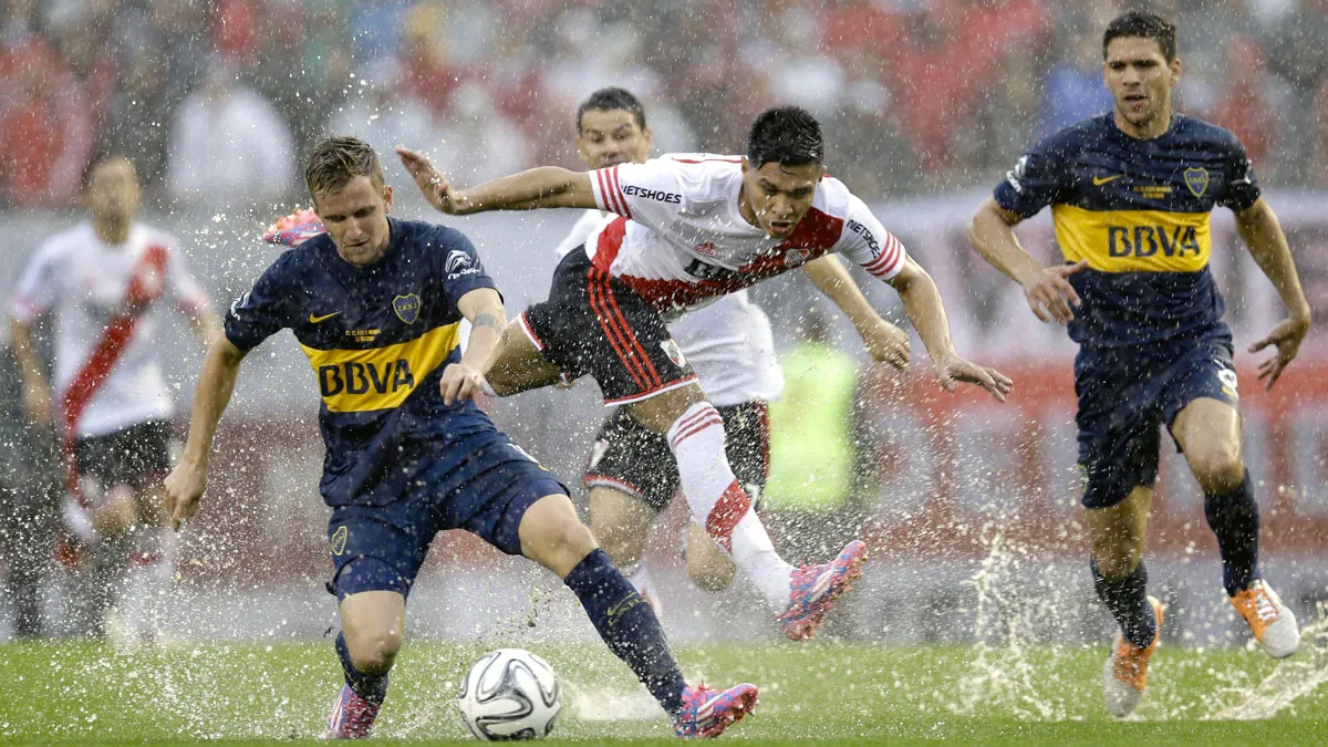 Supercl&aacute;ssico Boca x River teve mais &aacute;gua que futebol