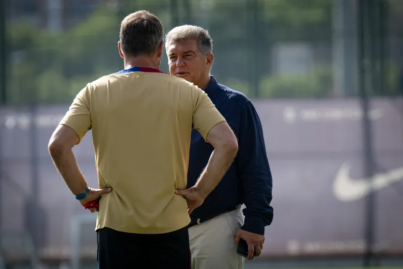 John Laporte, presidente do Barcelona, conversa com Hansi Flick, t&eacute;cnico do time catal&atilde;o. Foto: Icon Sport