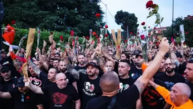 Dezenas de ultras do Milan ergueram rosas vermelhas numa potente homenagem p&oacute;stuma a Berlusconi