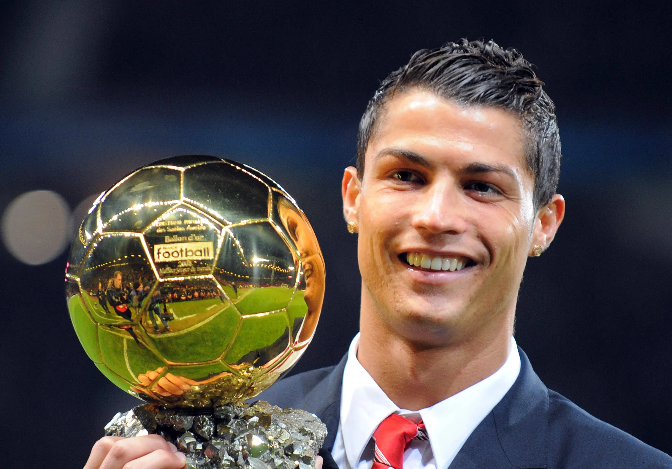 Cristiano Ronaldo com a Bola de Ouro de 2008
