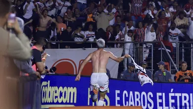 Calleri castiga o Corinthians e fecha semana perfeita do S&atilde;o Paulo com virada&nbsp;no&nbsp;Majestoso