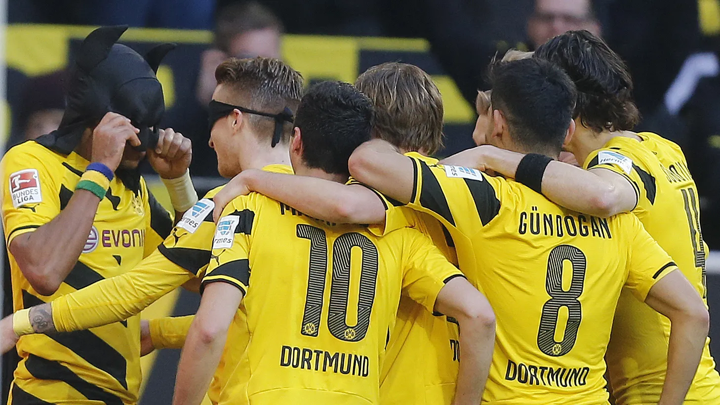 Dupla din&acirc;mica do Dortmund quebra muralha azul e lidera o massacre no cl&aacute;ssico