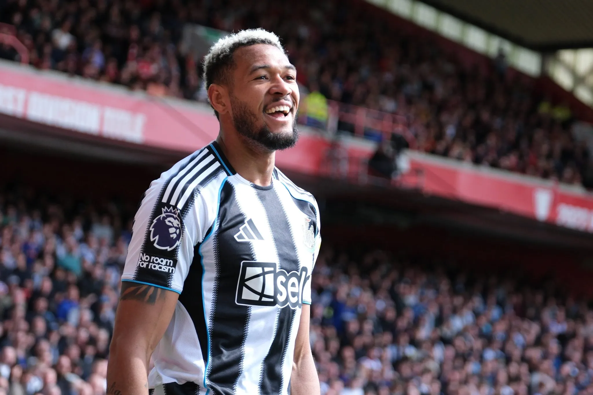 Joelinton em a&ccedil;&atilde;o pelo Newcastle