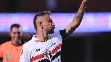 Fica para 2025? Rafinha bate martelo com o S&atilde;o Paulo e toma decis&atilde;o sobre aposentadoria