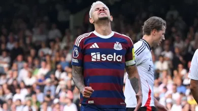 Bruno Guimar&atilde;es &eacute; o vil&atilde;o da primeira derrota do Newcastle na Premier League