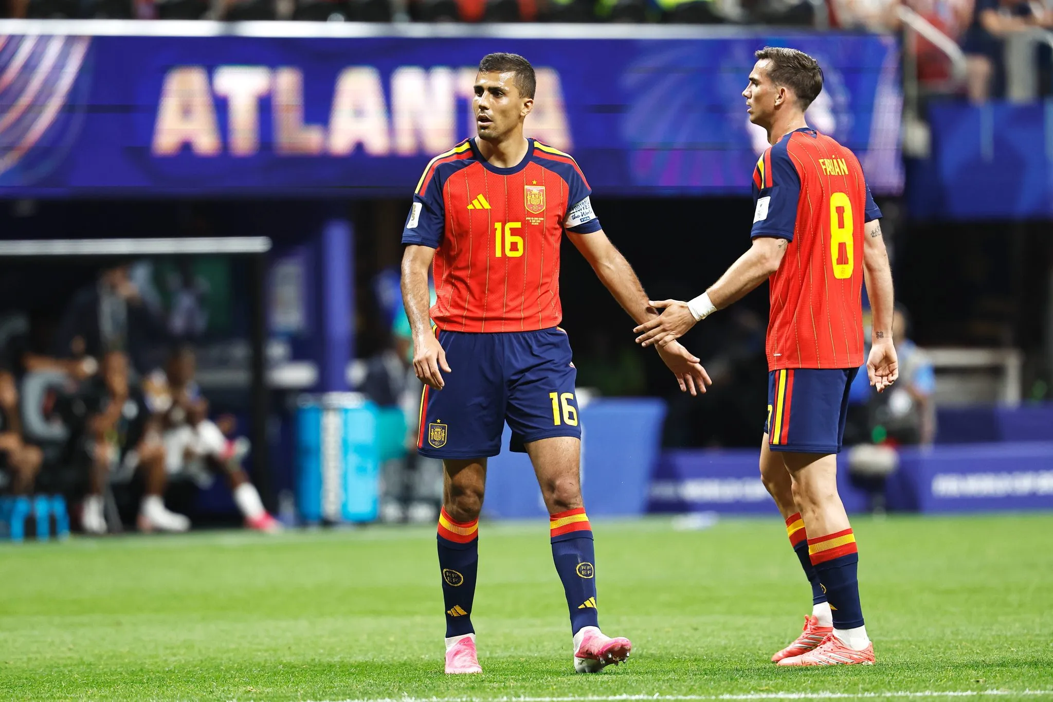 Rodri e Fabi&aacute;n Ruiz em jogo da Espanha 