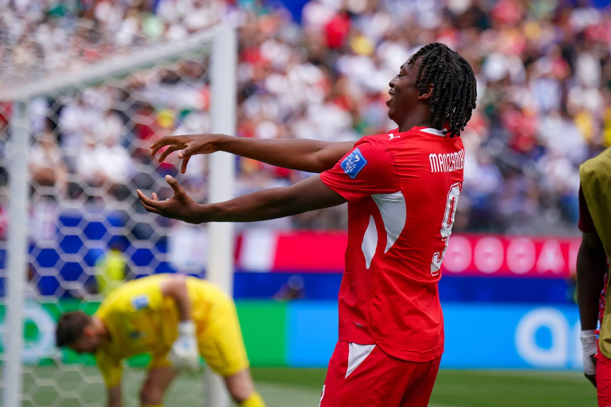 Johan Manzambi decidiu para a Su&iacute;&ccedil;a contra a B&oacute;snia. Foto: Icon Sport/Newspix