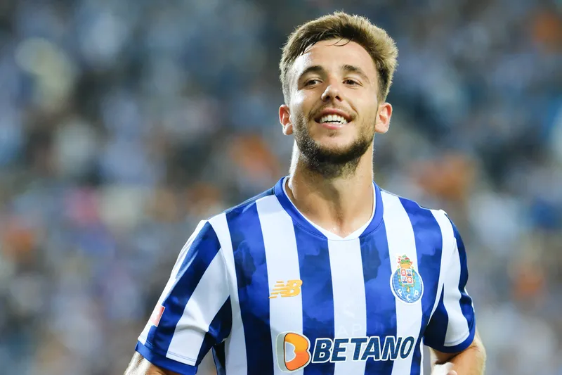 Nico Gonz&aacute;lez em a&ccedil;&atilde;o pelo Porto