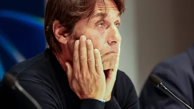 &lsquo;Contratamos jogadores demais&rsquo;: Conte se contradiz ap&oacute;s Napoli levar goleada bizarra