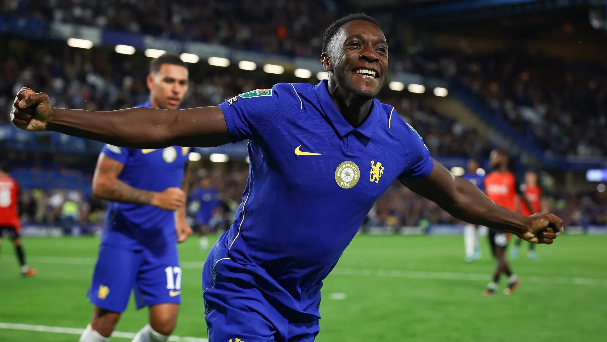 Welbeck mostra que pode ser alternativa para Jo&atilde;o Pedro e Chelsea avan&ccedil;a na Copa da Liga