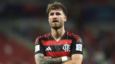 Com segredo de Rodrigo Caio, L&eacute;o Pereira &eacute; recompensado por ser incans&aacute;vel no Flamengo
