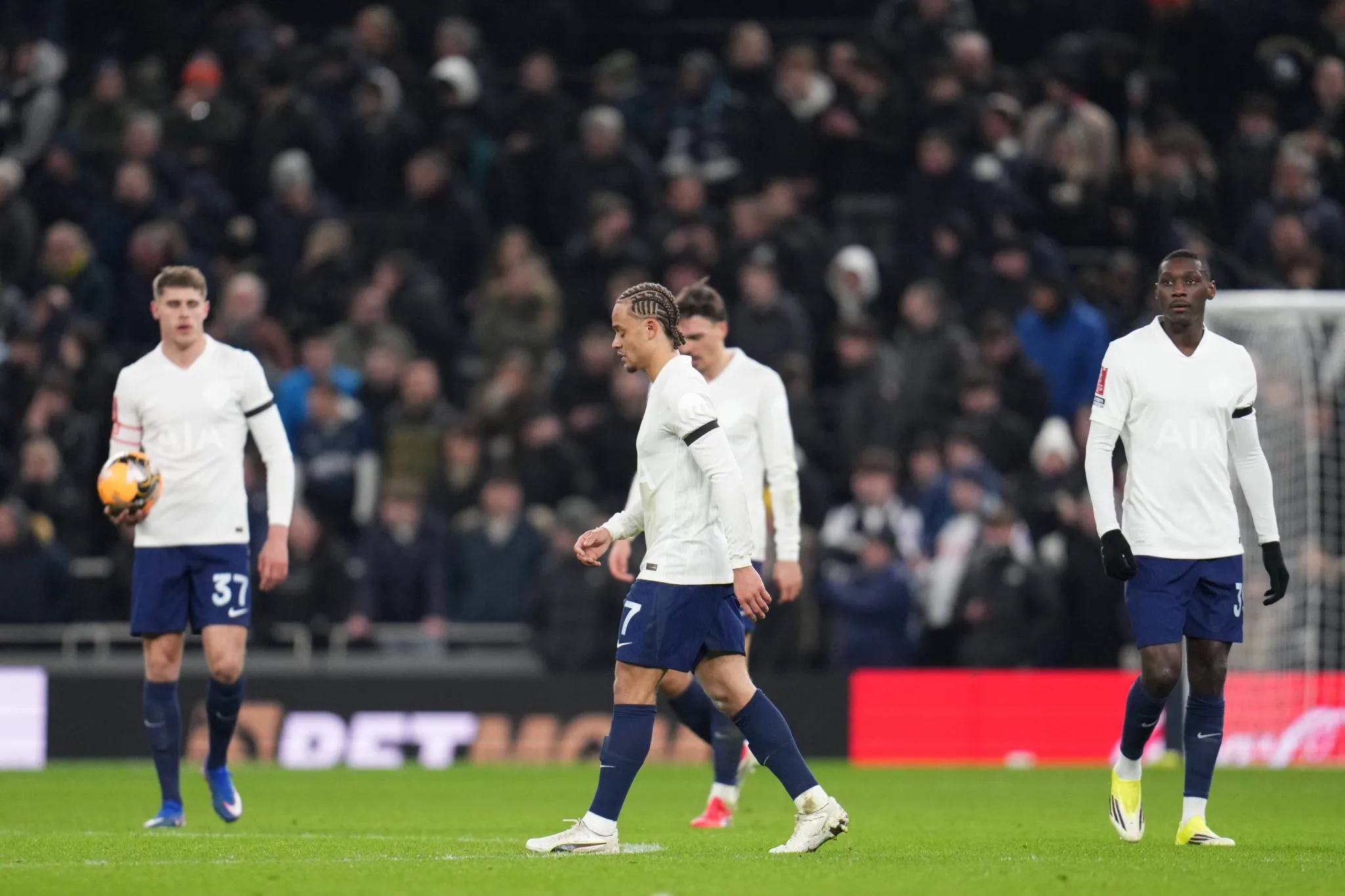 Tottenham sucumbiu diante do Aston Villa (Foto: Imago)