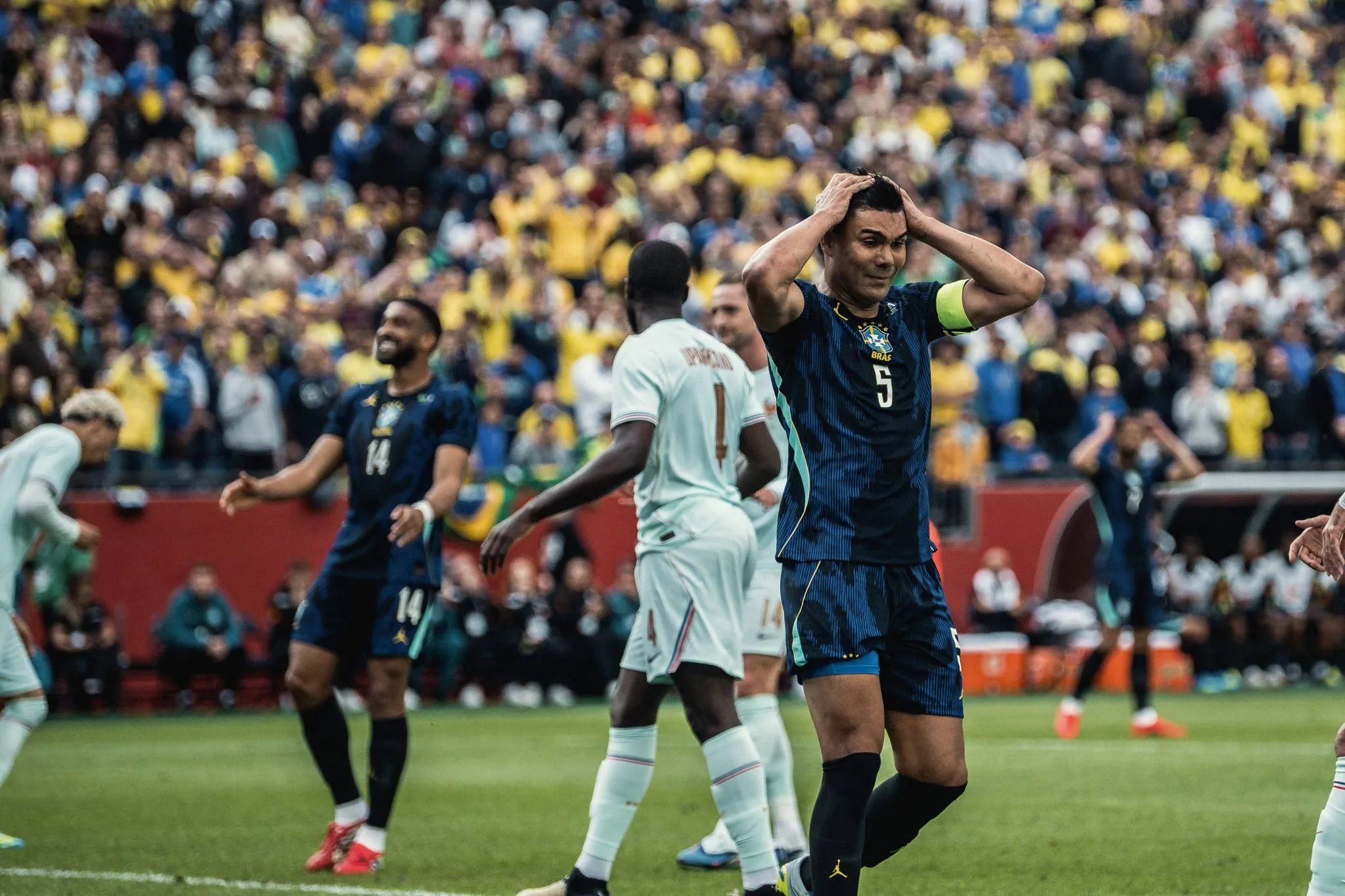 Casemiro lamenta durante Brasil x Fran&ccedil;a (Foto: Imago/Fotoarena)