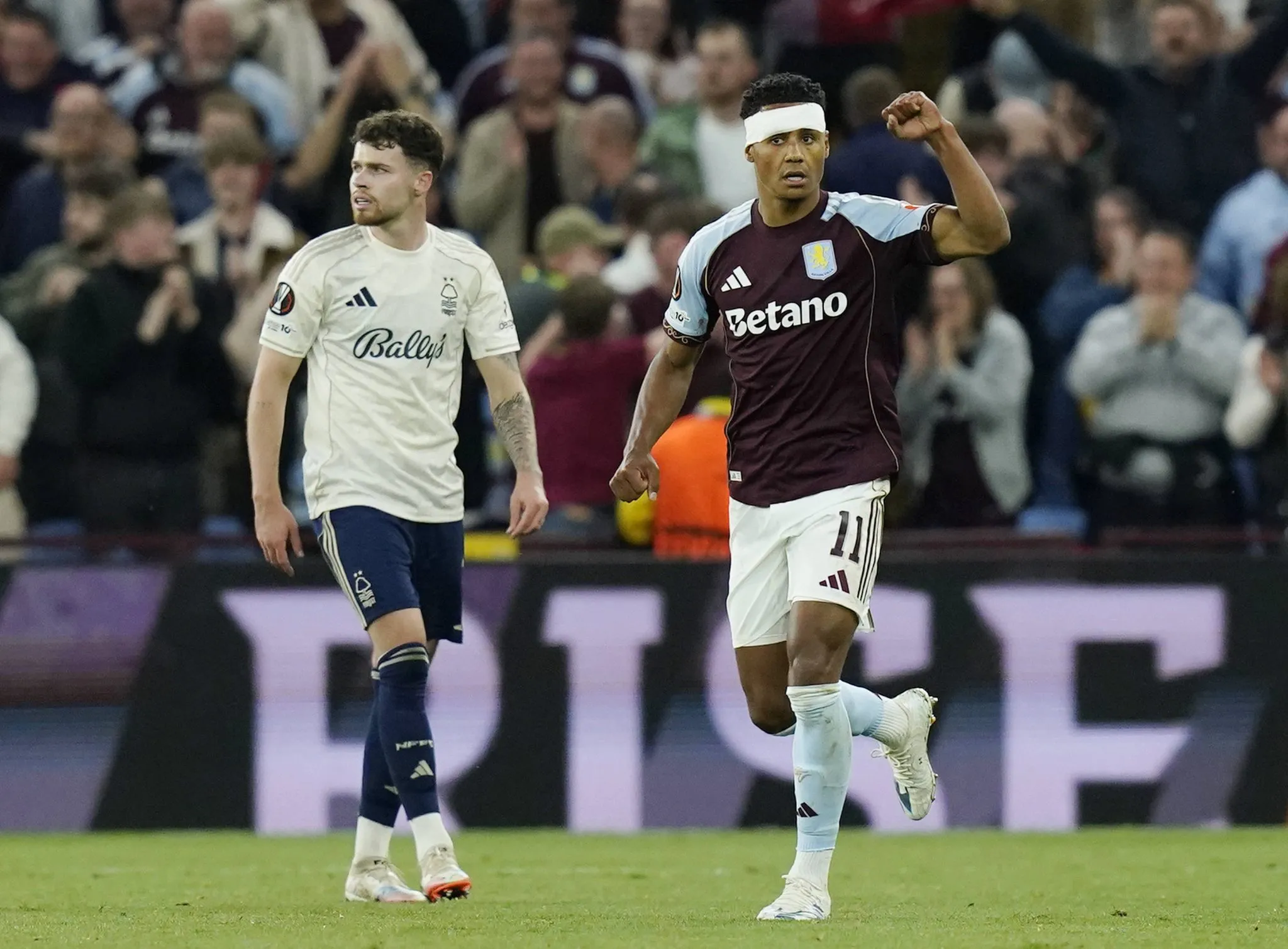 Watkins celebra gol do Aston Villa sobre o Nottingham Forest