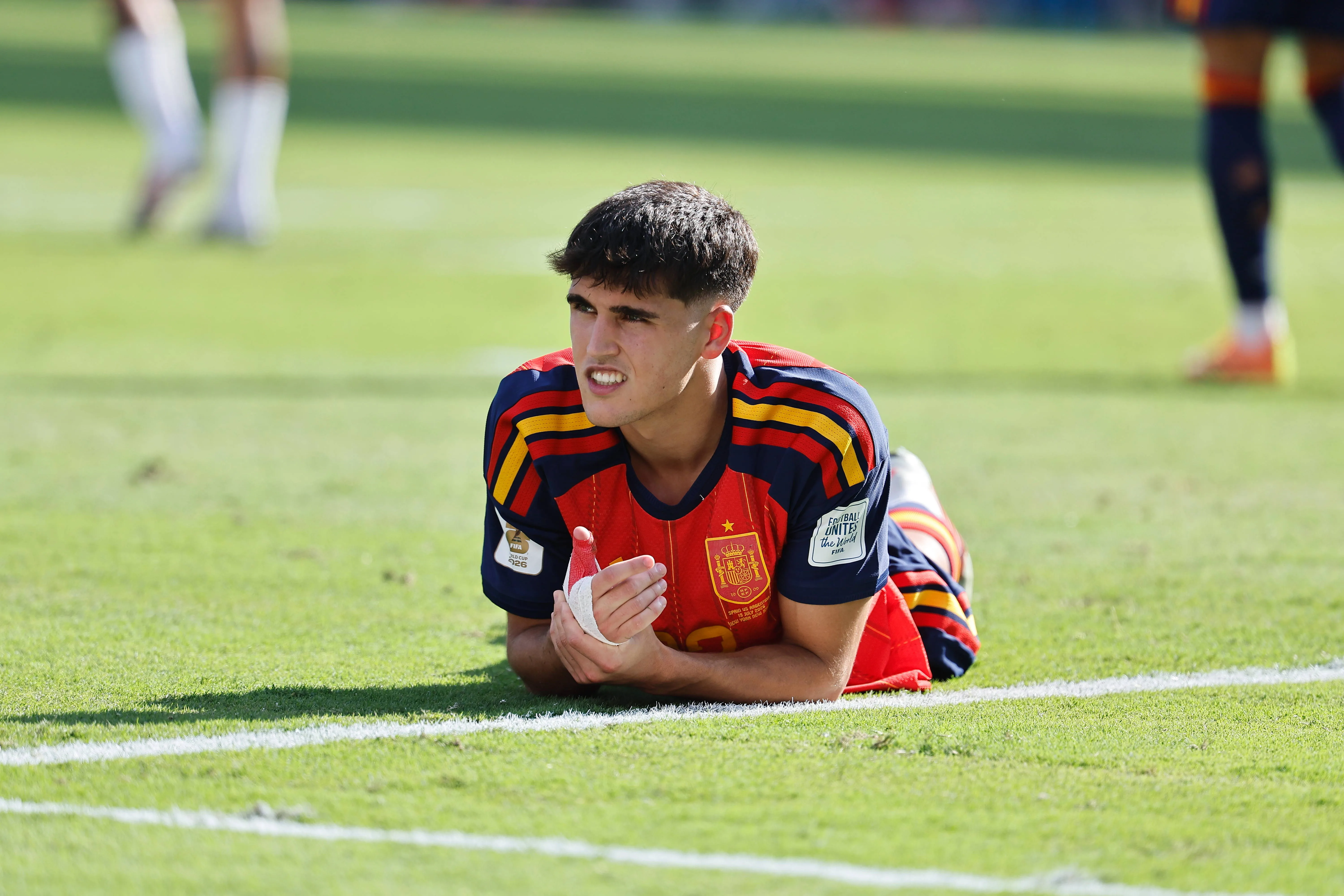 Pau Cubars&iacute;, zagueiro do Barcelona e da Espanha, com prote&ccedil;&atilde;o na regi&atilde;o do polegar direito