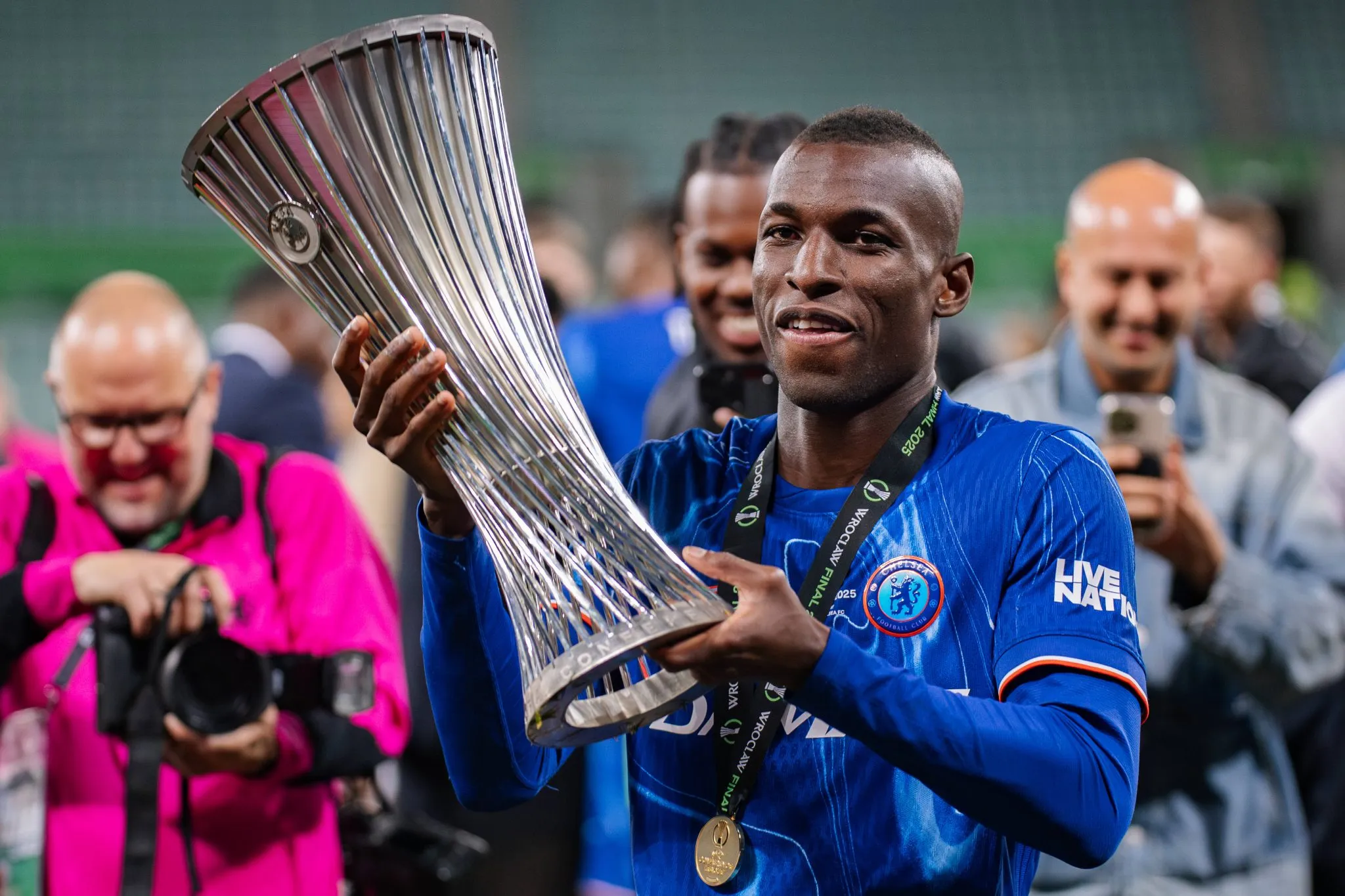 Nicolas Jackson ergue trof&eacute;u da Conference League