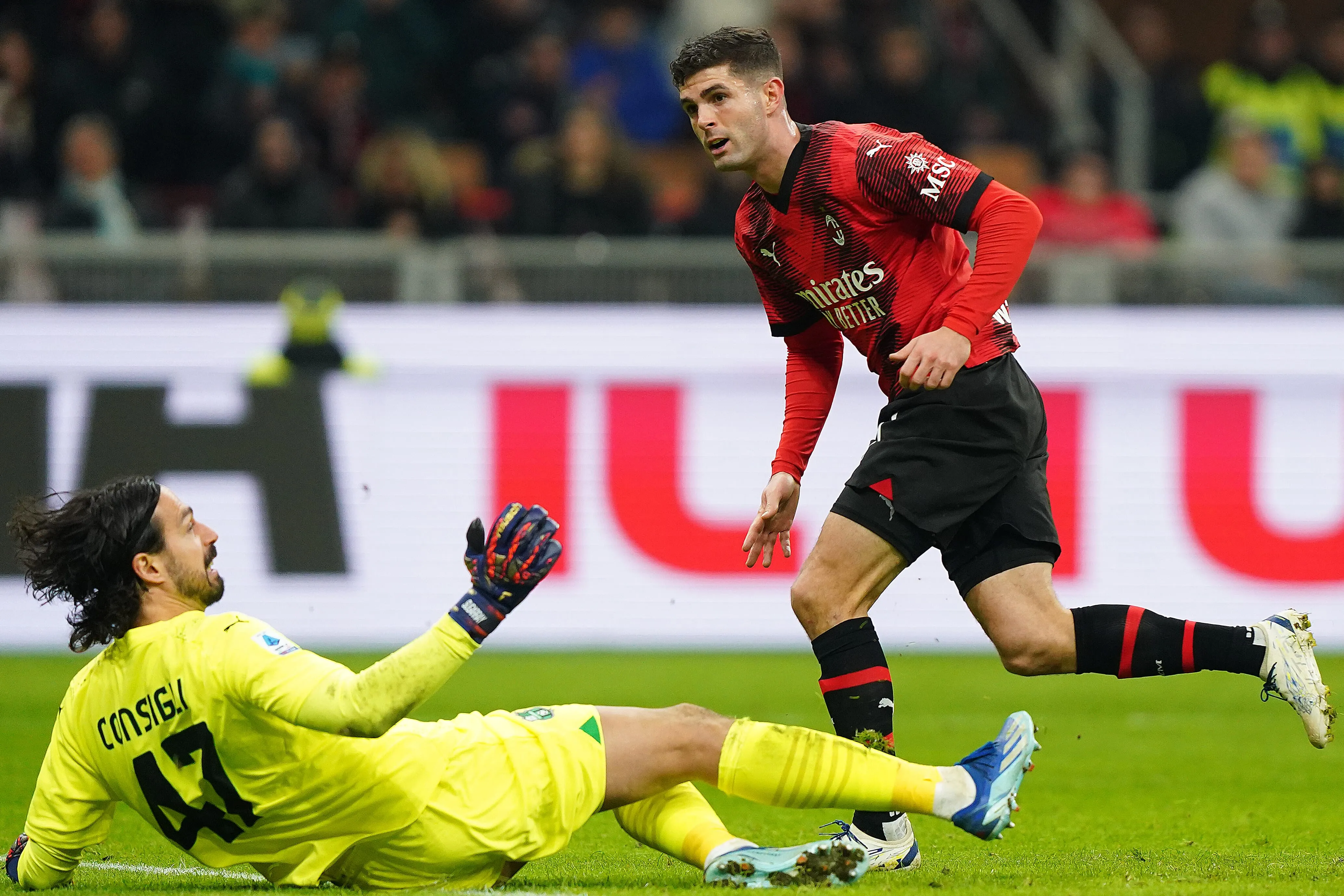 Desfigurado pelas les&otilde;es, Milan faz o suficiente para vencer o Sassuolo e fechar 2023 com o p&eacute; direito