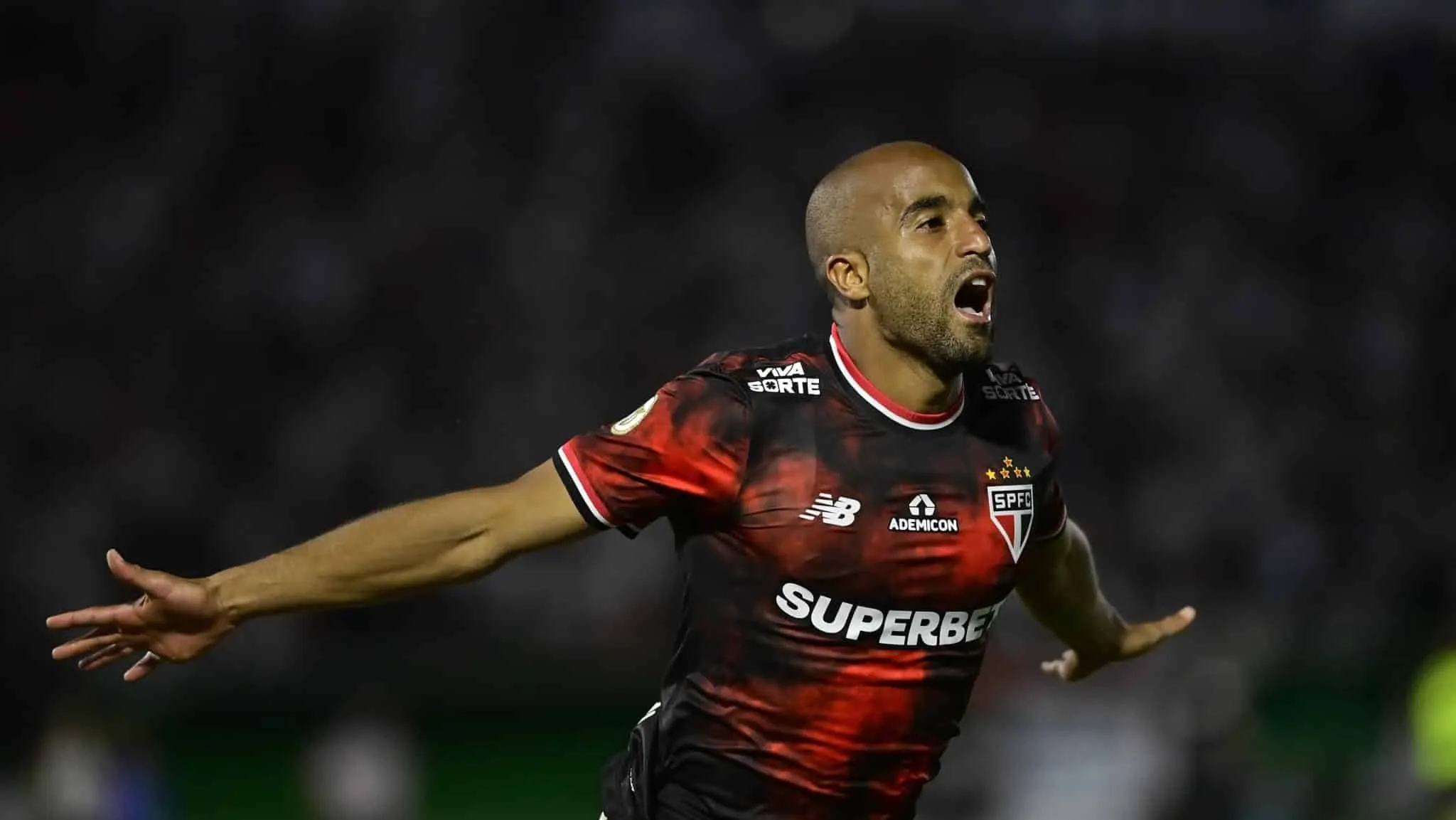 Com show de Lucas, S&atilde;o Paulo vence Vasco e agradece Data Fifa