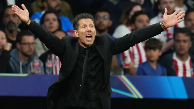 'Simeone faz o &aacute;rbitro duvidar': Gerrard v&ecirc; juiz de Atl&eacute;tico x Arsenal intimidado