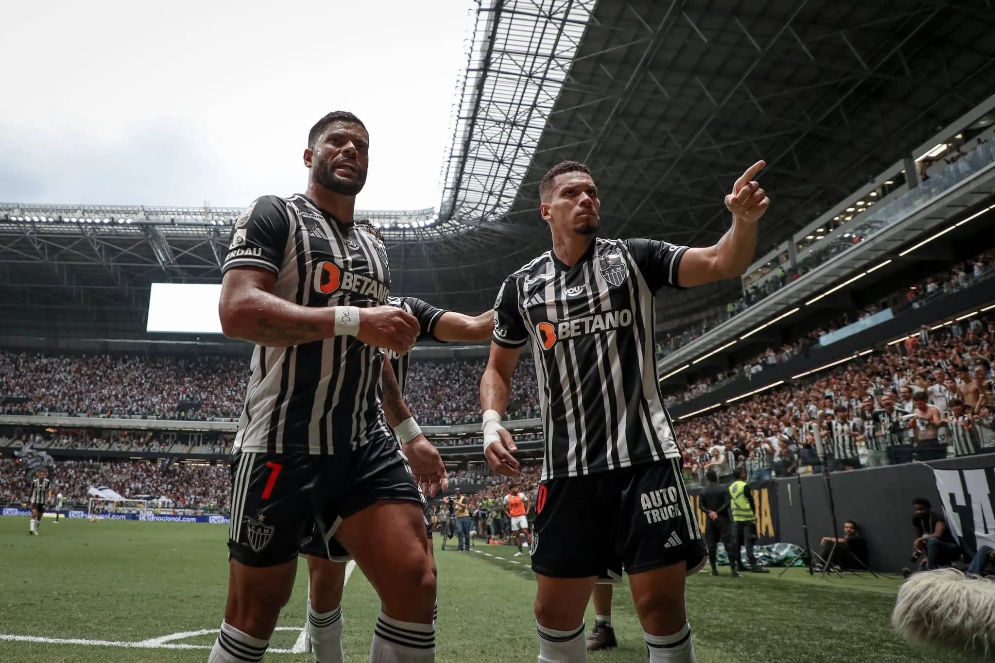 A dupla brilhou: Paulinho desencanta, Hulk marca o 100&deg; dele e Atl&eacute;tico-MG vence o Am&eacute;rica-MG