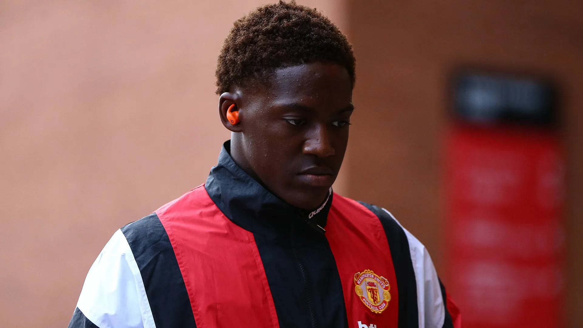 Kobbie Mainoo, meio-campista do Manchester United, chegando a Old Trafford antes da partida da Copa da Liga entre Manchester United e Brighton & Hove Albion, em 16 de setembro de 2026.