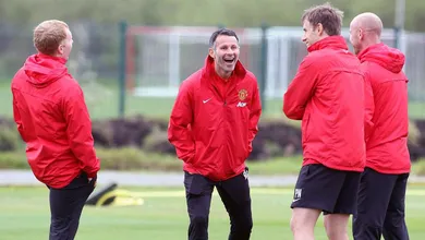 Giggs se divertiu muito na sua primeira entrevista como t&eacute;cnico e ter&aacute; alguns desafios pela frente