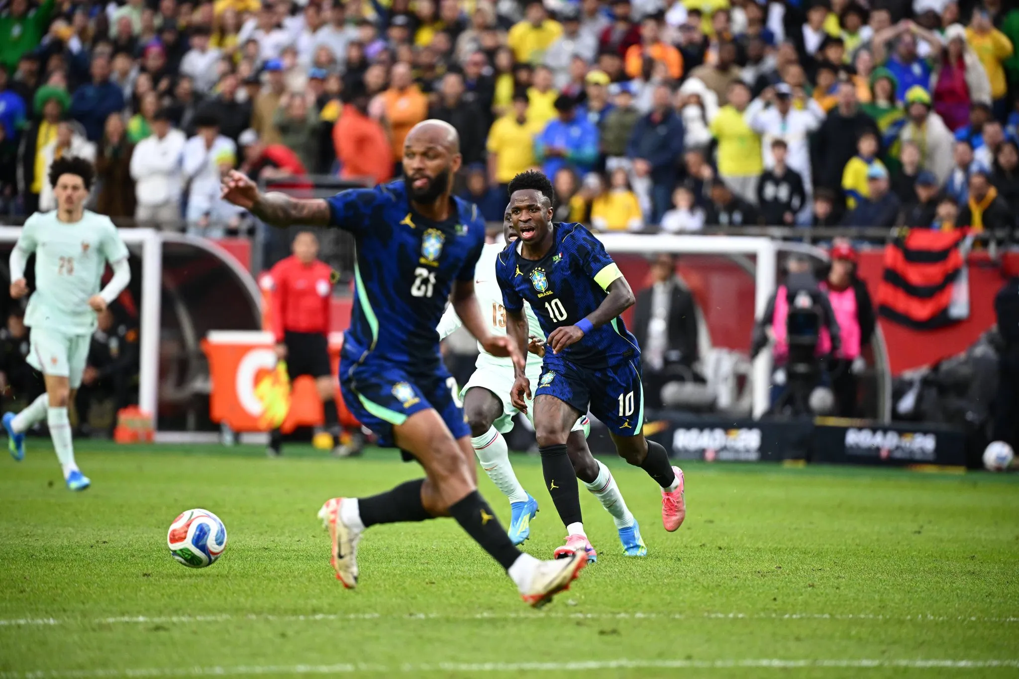 Uniforme 2 da sele&ccedil;&atilde;o brasileira durante duelo contra a Fran&ccedil;a. Foto: IMAGO/LAHALLE PIERRE