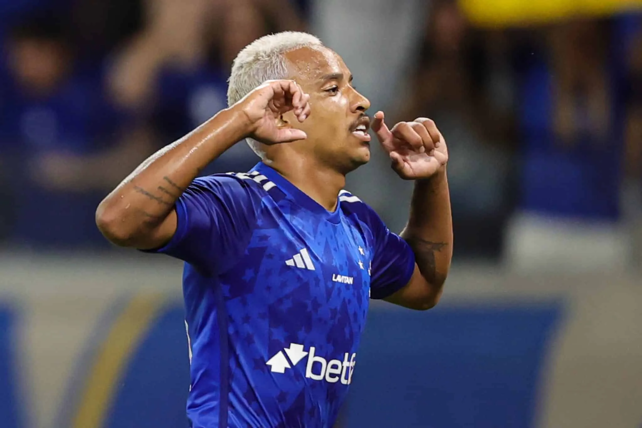 Matheus Pereira faz magia, Cruzeiro vence Tombense e est&aacute; na final do Mineiro