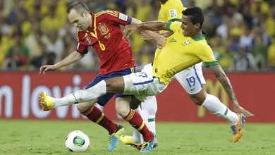 Volantes do Brasil passaram melhor que Xavi e Iniesta