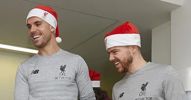Capit&atilde;o do Liverpool, Henderson ofereceu uma festa de Natal a crian&ccedil;as carentes e deficientes em Anfield